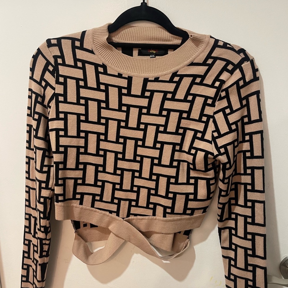 Beautiful cut out pattern sweater size M/L NWOT